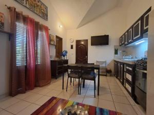 Η κουζίνα ή μικρή κουζίνα στο Paradise Apartment with senic pool in beach area