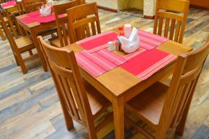 Um restaurante ou outro lugar para comer em Red Ruby Hotel