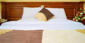 Cama ou camas em um quarto em Red Ruby Hotel