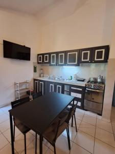 Μια τηλεόραση ή/και κέντρο ψυχαγωγίας στο Paradise Apartment with senic pool in beach area