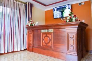 Uma TV ou centro de entretenimento em Red Ruby Hotel