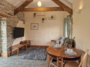 Posezení v ubytování Robin Cottage Sleeps 2 Dog Friendly cottage 40 acres of grounds and woodlands Fishing Lake Swimming Pool