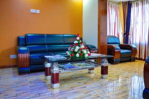 Uma área de estar em Red Ruby Hotel