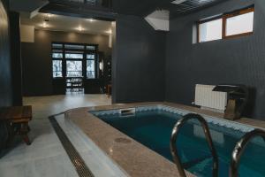 a room with a swimming pool in a room at Nero Bianca Chalet in Besqaynar