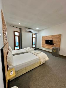 Postel nebo postele na pokoji v ubytování Private Rooms in Shared Beach Chalet - 1