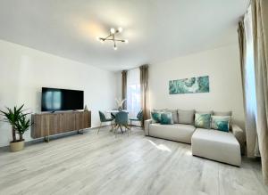 TV a/nebo společenská místnost v ubytování Seafront duplex villas sea view and spacious gardens