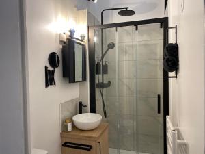 a bathroom with a shower with a toilet and a sink at Studio hypercentre élégant et chic in Évreux