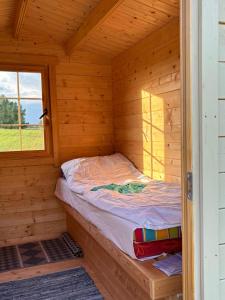 Un pat sau paturi într-o cameră la Bičių namas Bičių lova Bee house