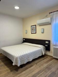 A bed or beds in a room at Hotel Alegret