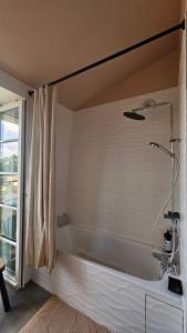 Koupelna v ubytování Le toit chic à 15 mn Paris Centre