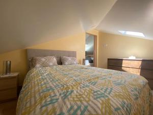 En eller flere senge i et værelse på Casinha Gomes