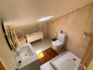 Et badeværelse på Casinha Gomes + 41 billeder