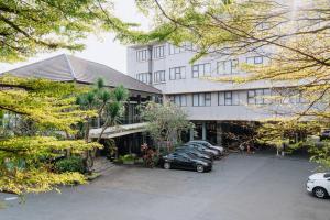 a black car parked in front of a building at Anugrah Hotel Sukabumi in Sukabumi