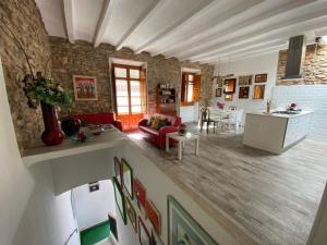 a living room and kitchen with a stone wall at Tutu llar ús turistic in Amposta
