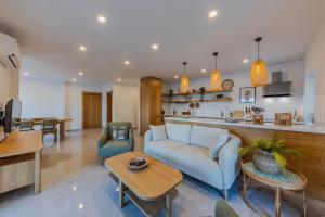 una sala de estar con un sofá y una mesa en Kalkan Villa Veranda, en Kalkan