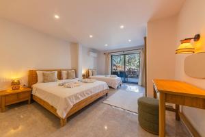 Un dormitorio con dos camas y un televisor. en Kalkan Villa Veranda, en Kalkan 103 fotos más