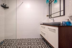 Un baño con lavabo y suelo de baldosas. en Appartement en Chêne, en Kotor