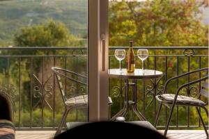 Una mesa con dos copas de vino en un balcón. en Appartement en Chêne, en Kotor 32 fotos más