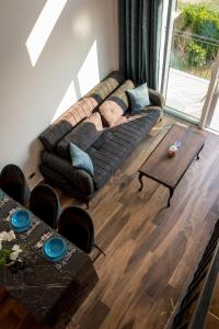 una sala de estar con un sofá y una mesa en Appartement en Chêne, en Kotor