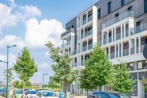 a building with cars parked in front of it at L'Ambre - T2 Lumineux - Parking, RER A, Disneyland in Montévrain