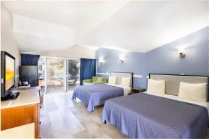 Katil atau katil-katil dalam bilik di Warm Mineral Springs Motel +35 gambar