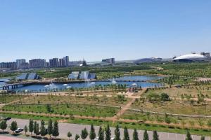una vista aérea de un parque con un río y una ciudad en Yes Botanical Apartments, en Astana