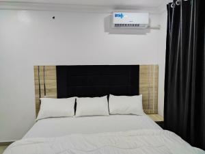 Postel nebo postele na pokoji v ubytování Lekki Continental Apartment