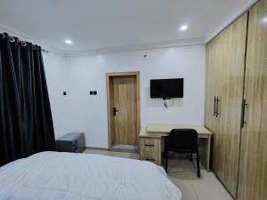 TV a/nebo společenská místnost v ubytování Lekki Continental Apartment
