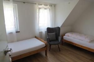 Habitación con cama, silla y ventana en Ferienhaus Johanna, en Schmalkalden