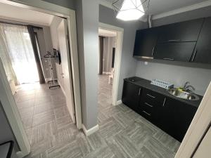 Kuchyň nebo kuchyňský kout v ubytování L&A Luxury Apartments + 37 fotografií