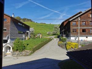 a driveway leading to a house with a grassy hill at Ferienhaus Buchen in Schwarzenberg