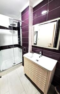 un bagno con lavandino, doccia e vasca di Apartamento Lola2 a Nerja Altre 26 foto