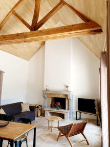 TV a/nebo společenská místnost v ubytování Gîte Le Pavillon Vougeot - Romanée - SPA