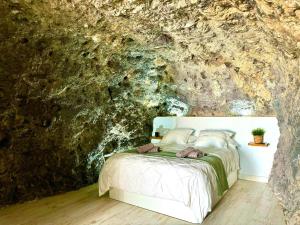 Ένα ή περισσότερα κρεβάτια σε δωμάτιο στο Luxury Home Natural Risco +25 φωτογραφίες