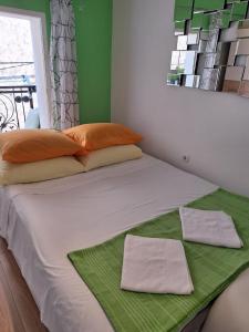 Postel nebo postele na pokoji v ubytování Lavanda Apartment & Studio - Old Town Mali Lošinj