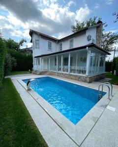 Swimmingpoolen hos eller tæt på Luxury Villa with Pool in Sapanca Sofhan Kırkpınar