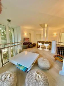 a living room with a white table and some chairs at Villa Vincent im Park, nahe Messe, Hannover und Hildesheim in Nordstemmen +37 photos