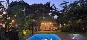 a backyard with a hot tub in the yard at Espaço Sairé - 8 minutos da Praia in Alter do Chao