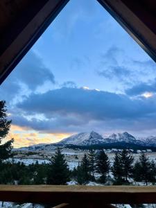- une vue sur une montagne enneigée depuis une fenêtre dans l'établissement Durmitor Home Mia, à Žabljak 16 autres photos