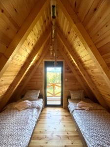 - 2 lits dans le grenier d'une cabane en rondins dans l'établissement Durmitor Home Mia, à Žabljak
