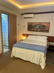 Un dormitorio con una cama grande en una habitación. en Casa Praia dos Carneiros, en Praia dos Carneiros