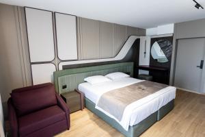 Postel nebo postele na pokoji v ubytování BOLT Boutique Hotel