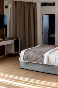 Postel nebo postele na pokoji v ubytování BOLT Boutique Hotel