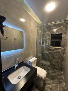 Ένα μπάνιο στο Chic Apartments For Rent ave1-7