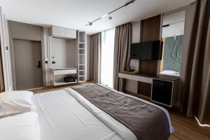 TV a/nebo společenská místnost v ubytování BOLT Boutique Hotel