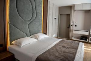 Postel nebo postele na pokoji v ubytování BOLT Boutique Hotel
