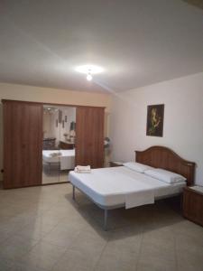 Ένα ή περισσότερα κρεβάτια σε δωμάτιο στο Vila Tahiri 3 +9 φωτογραφίες