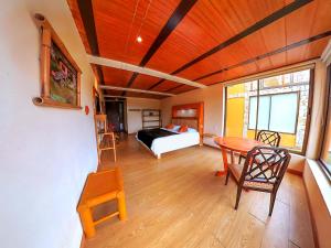 una camera da letto con un letto e un tavolo in una stanza di Hotel en sutatausa a Sutatausa 1 altra foto