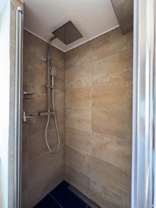 une salle de bain avec une douche avec pommeau de douche dans l'établissement Haus Ludwig - Saniertes Fachwerkhaus im Harz - 12 Personen, à Thale 52 autres photos