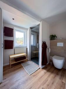 une salle de bain avec une baignoire, un lavabo et des toilettes dans l'établissement Haus Ludwig - Saniertes Fachwerkhaus im Harz - 12 Personen, à Thale